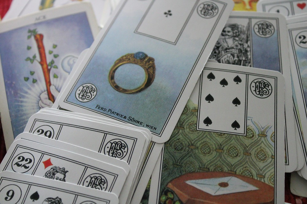Lenormand-Karten: Foto: © White garden / AdobeStock / #288327228 Lenormand-Karten: Foto: © White garden / AdobeStock / #288327228
